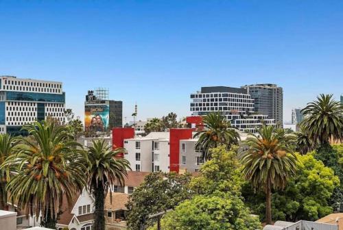 Snazzy 2 Bedroom Pad with Rooftop Pool and Hollywood Sign View, Los Angeles