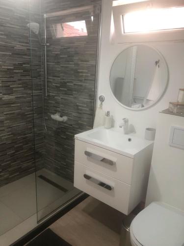 Fürdőszoba, Studio Faleză Nord-Banu Mihalcea (Studio Faleza Nord-Banu Mihalcea) in Faleza Nord