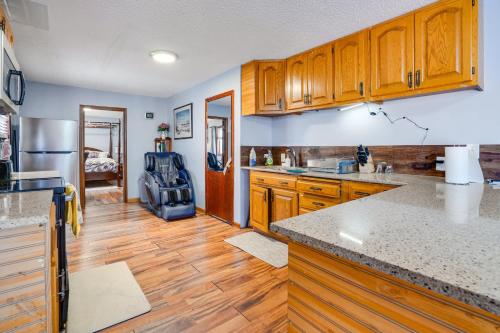 Konyha, Charming Basement Stay with Workspace AC & Fire Pit in Maplewood