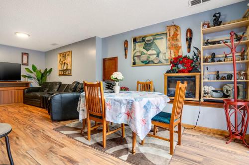 Létesítmények, Charming Basement Stay with Workspace AC & Fire Pit in Maplewood
