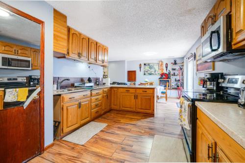 Konyha, Charming Basement Stay with Workspace AC & Fire Pit in Maplewood