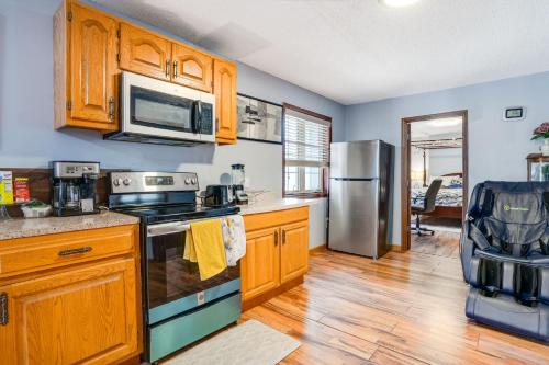 Létesítmények, Charming Basement Stay with Workspace AC & Fire Pit in Maplewood