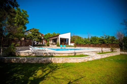 Dārzs, Villa Tia in Gradnići