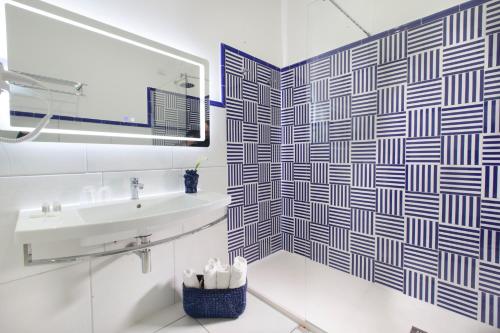 Deluxe Double Room image 1