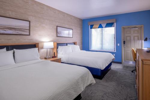 2 queen beds