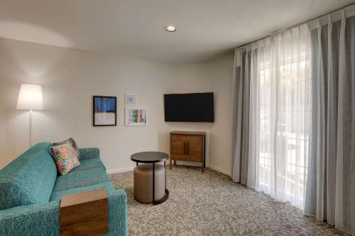 Two-Bedroom Queen Suite with Roll-In Shower - Mobility/Hearing Accessible
