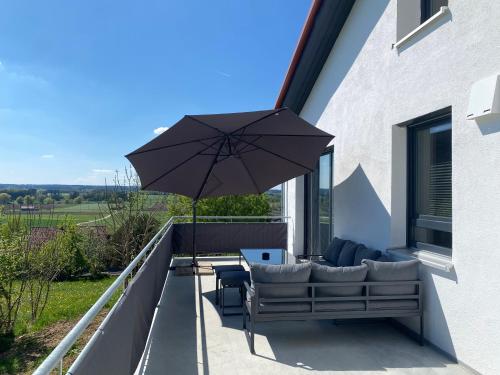 Altan/terrasse, FeWo Günztalblick - Ruhige Lage -125 qm - neu und komfortabel - große Terrasse (FeWo Gunztalblick - Ruhige Lage -125 qm - neu und komfortabel - große Terrasse) in Oberschönegg