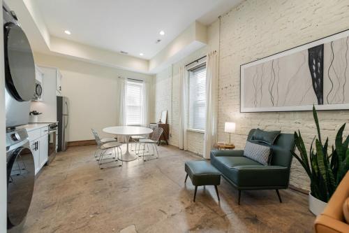 บริการและสิ่งอำนวยความสะดวก, Modern Loft-Style Retreat Near Blenko Glass in Milton, WV in เฮอริเคน (WV)