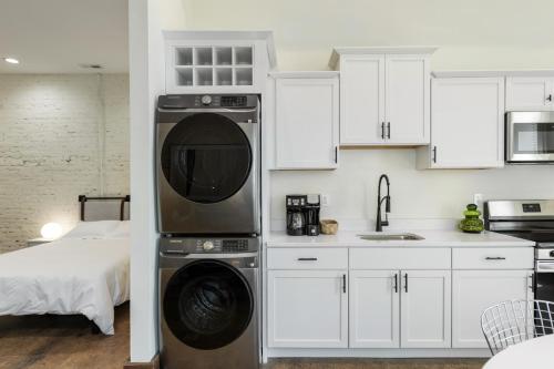 ห้องครัว, Modern Loft-Style Retreat Near Blenko Glass in Milton, WV in เฮอริเคน (WV)