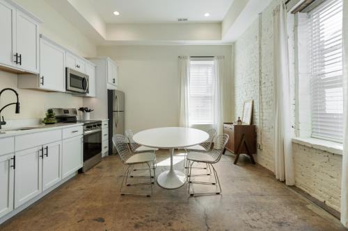 ห้องครัว, Modern Loft-Style Retreat Near Blenko Glass in Milton, WV in เฮอริเคน (WV)