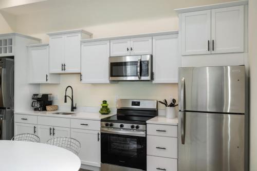 ห้องครัว, Modern Loft-Style Retreat Near Blenko Glass in Milton, WV in เฮอริเคน (WV)