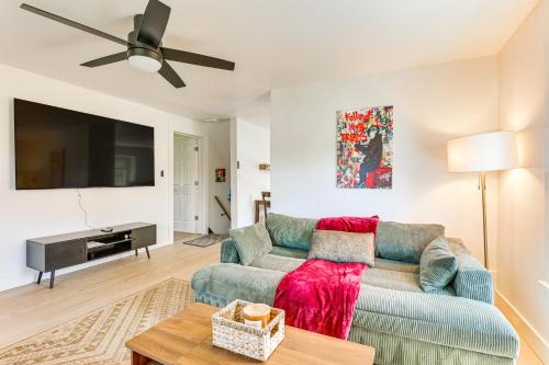 . 3 Mi to Downtown Youngstown: Apt w/ Deck!