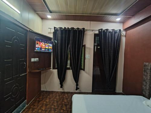 Ruang bersama/area TV, Down Hill Homestays in Ram Gaon