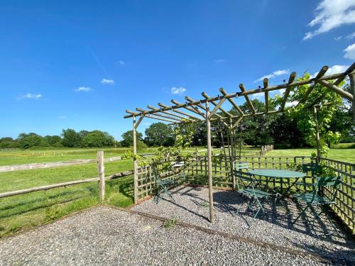 Kert, Countryside Barn Close to Kent Vineyards in Headcorn