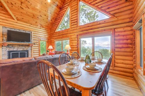 Scenic Sylva Log Cabin with Sunset and Mountain View! in Sylva, USA