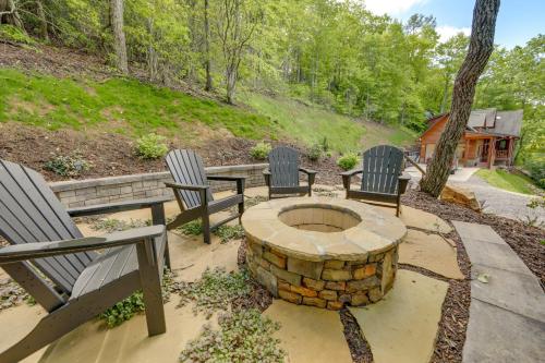 Scenic Sylva Log Cabin with Sunset and Mountain View! in Sylva, USA