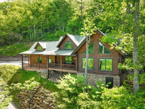 Scenic Sylva Log Cabin with Sunset and Mountain View! in Sylva, USA
