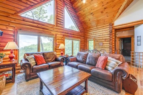 Scenic Sylva Log Cabin with Sunset and Mountain View! in Sylva, USA