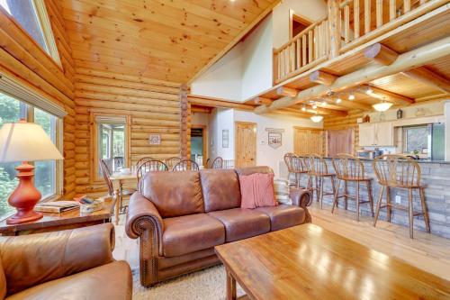 Scenic Sylva Log Cabin with Sunset and Mountain View! in Sylva, USA