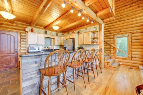 Scenic Sylva Log Cabin with Sunset and Mountain View! in Sylva, USA