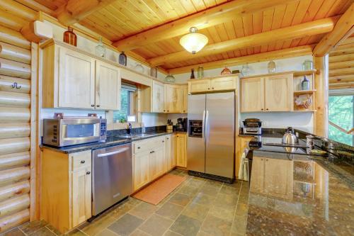 Scenic Sylva Log Cabin with Sunset and Mountain View! in Sylva, USA