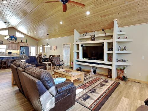 Heavenly Pines 3 Bedrooms Wi-Fi Fireplace Ramp Accessible Hot Tub Sleeps 6 - main image