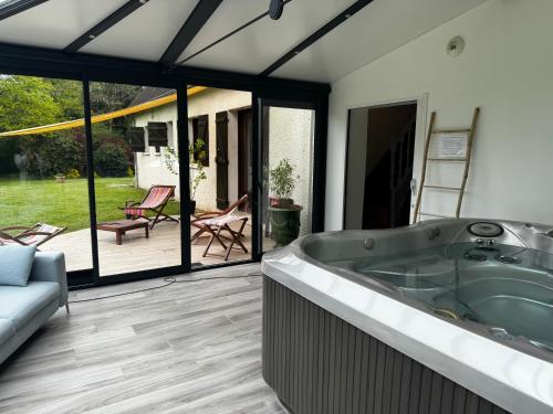 Зовнішній вигляд готелю, L'Etincelle villa 14 pers, piscine jacuzzi, sauna in Сан-Фарго
