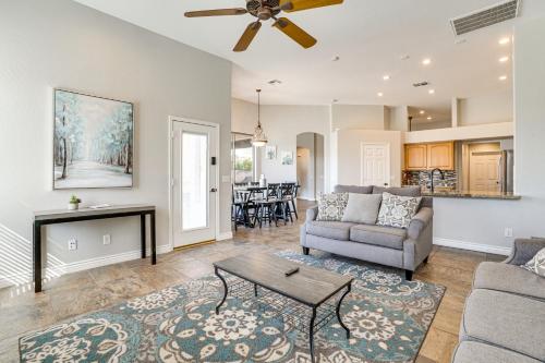 Private Pool + Patio: Desert Abode in Goodyear, Goodyear (Foto 6)