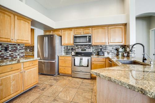 Private Pool + Patio: Desert Abode in Goodyear, Goodyear (Foto 8)
