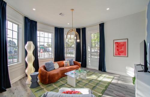 Entire House 10 min from Downtown with Fire Pit and Outdoor Theater