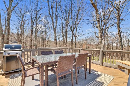 Golf Course-View Cabin Deck in Wintergreen Resort in Mount Torry Furnace, USA