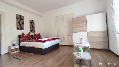 1 queen bed, 1 twin bed