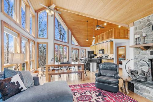 Golf Course-View Cabin Deck in Wintergreen Resort in Mount Torry Furnace, Vereinigte Staaten von Amerika
