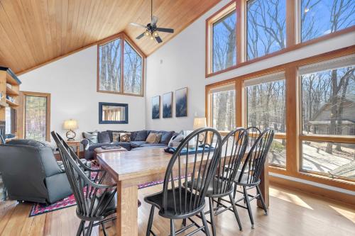 Golf Course-View Cabin Deck in Wintergreen Resort in Mount Torry Furnace, USA