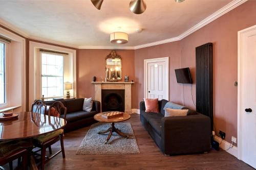 3 Bedroom Apartment - Historic Old Town, Edinburgh