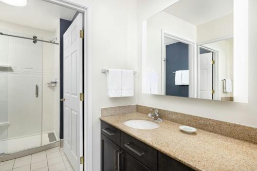 Residence Inn by Marriott Des Moines West at Jordan Creek Town Center - 화장실