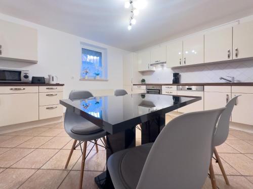 Oprema, Moderne Ferienwohnung l Ruhige Lage nahe See l wenige Minuten ins Zentrum von Schwerin in West-stadt