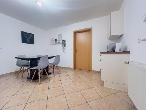 kuhinja, Moderne Ferienwohnung l Ruhige Lage nahe See l wenige Minuten ins Zentrum von Schwerin in West-stadt