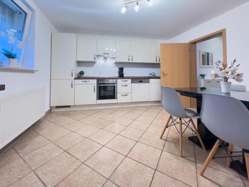 Oprema, Moderne Ferienwohnung l Ruhige Lage nahe See l wenige Minuten ins Zentrum von Schwerin in West-stadt