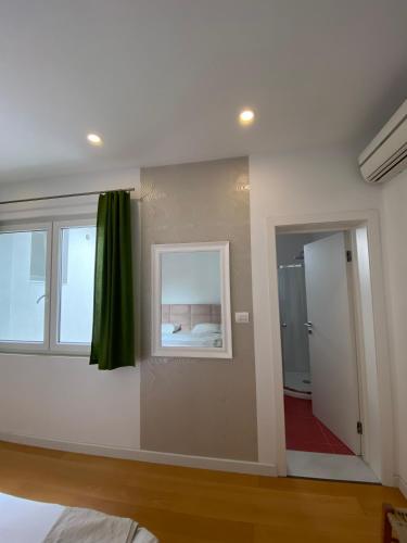 Deluxe King Suite image 3