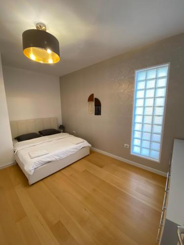 Standard Double Room with Shared Bathroom image 6