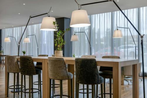 حانة/استراحة, فندق إيه سي لا فينكا (AC Hotel La Finca) in بزول د الركن