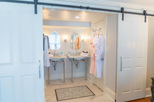 Full Size Guest Room image 3
