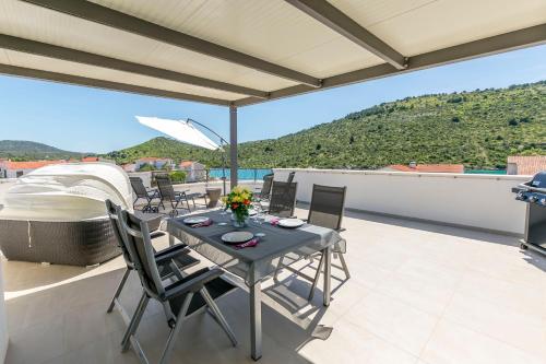 ระเบียง/ชานเรือน, Apartments Lonamare in ปอดกลาวิซา