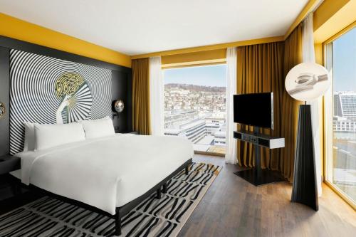 One-Bedroom Junior Suite - Club Lounge Access image 5