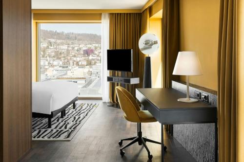 One-Bedroom Junior Suite - Club Lounge Access image 6