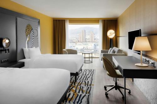 Family Room with Two Double and Sofa Bed - City View image 3