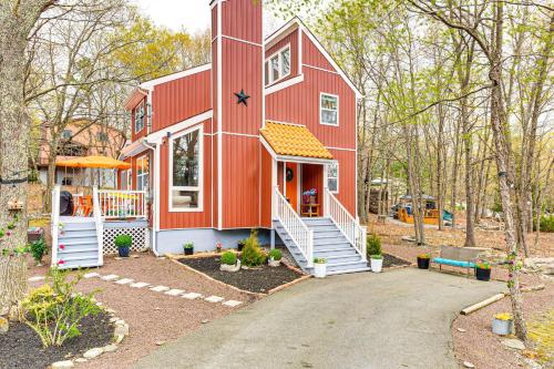 Deck, Fire Pit & Pool Access at Poconos Retreat!, East Stroudsburg (foto 4)