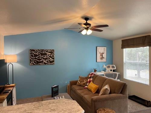 Lovers Landing - private hot tub and pet friendly - image 3