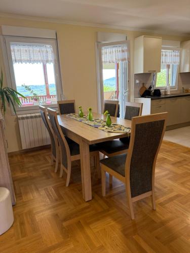 virtuve, Zen Cherry House- Vikendica na dan sa bazenom1,5ha izmedju Avale i Kosmaja in Mala Ivanča